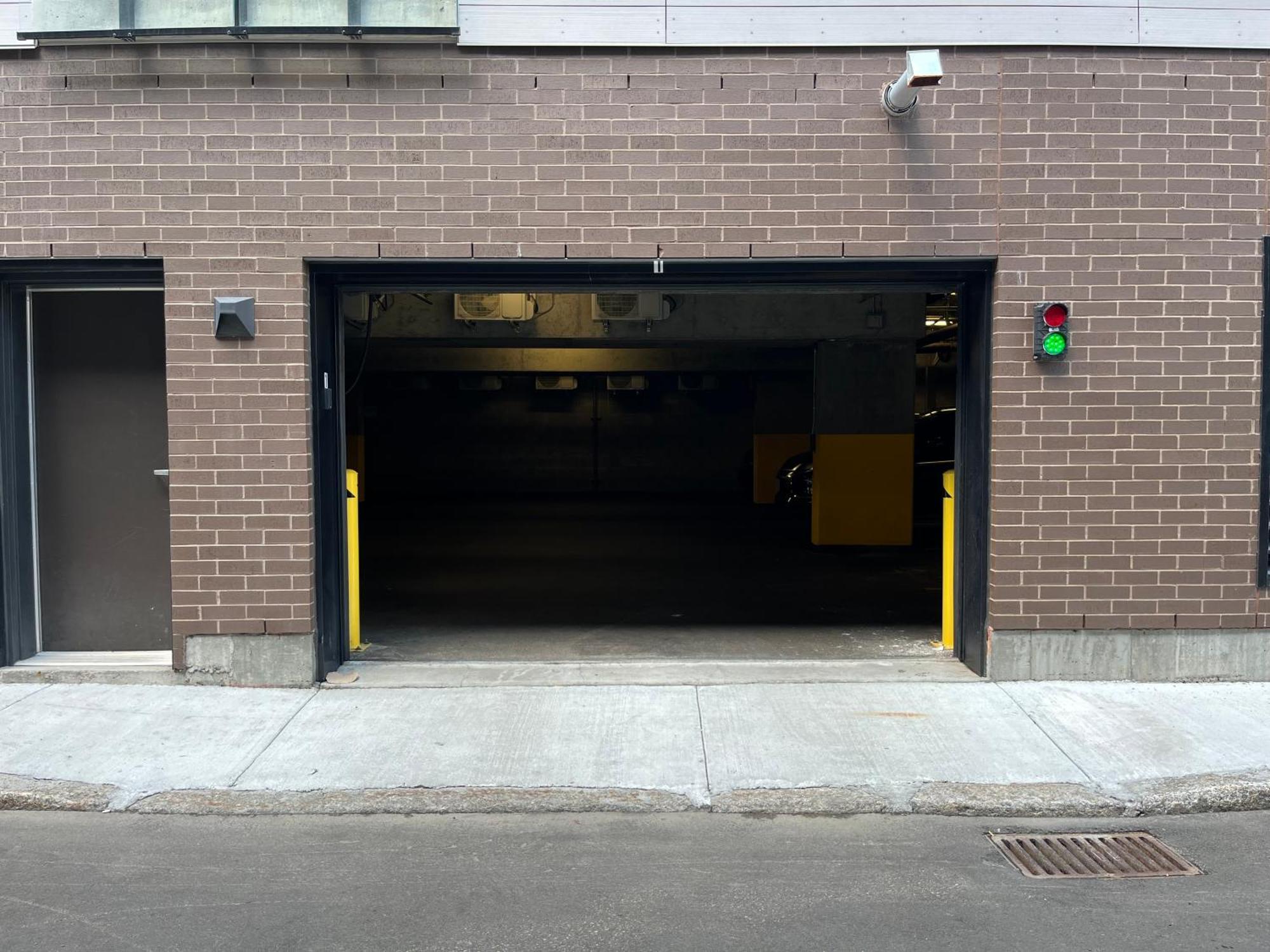 Initial-matisse- Quebec-parking And Pool
