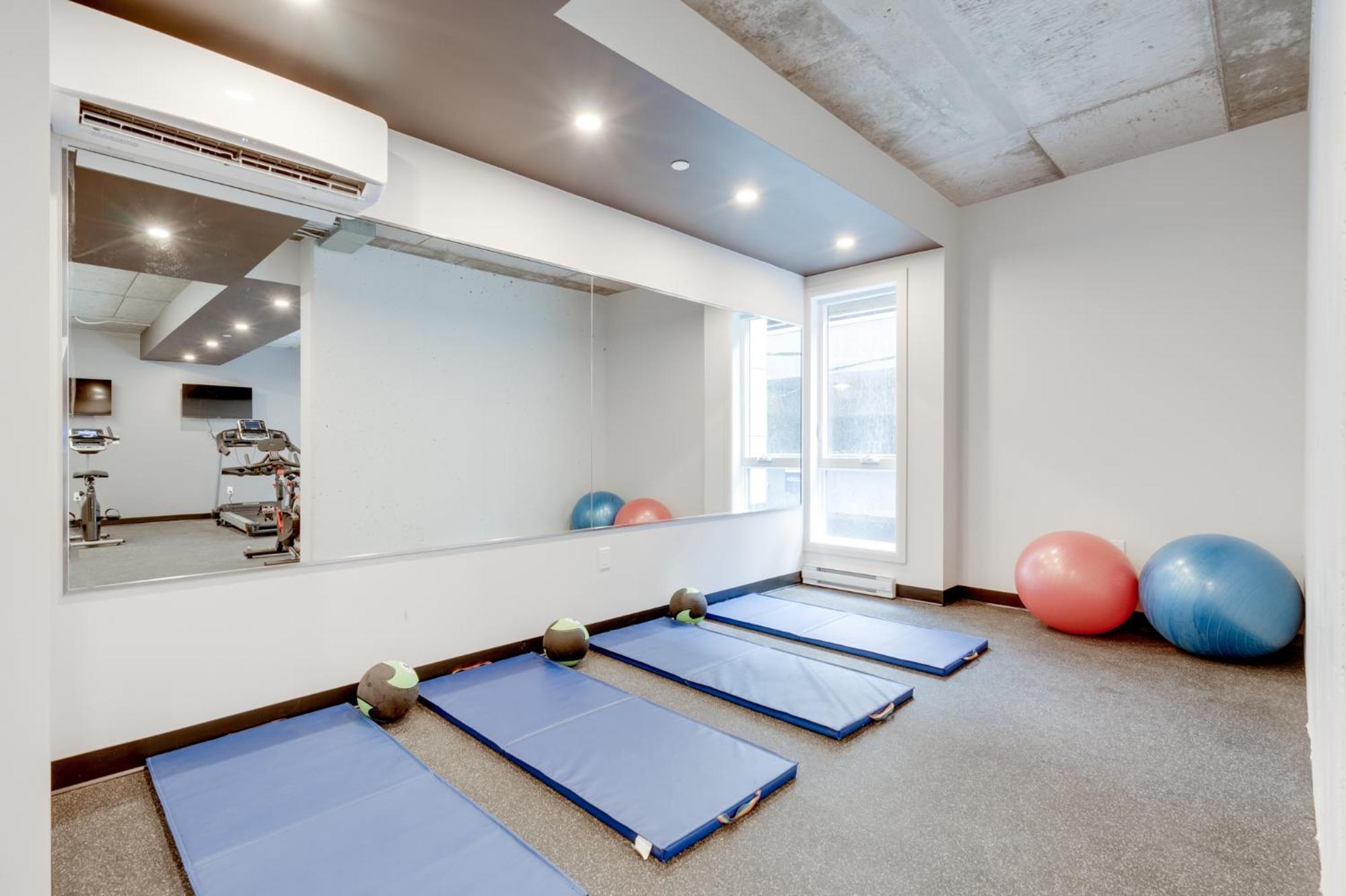 Initial-matisse- Quebec-parking And Pool Apartment *